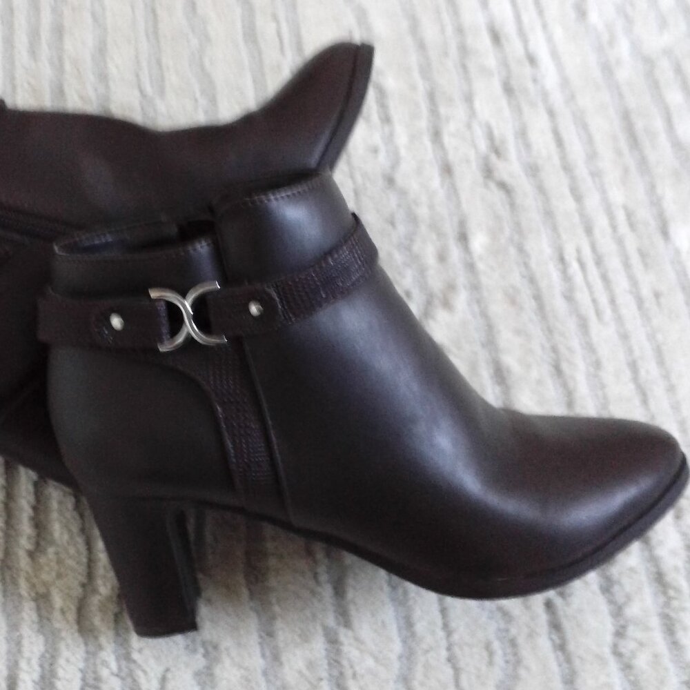SIDE ZIP DARK BROWN  BOOTS W/SILVER HARDWARE SIZE 7 - Picture 2 of 5